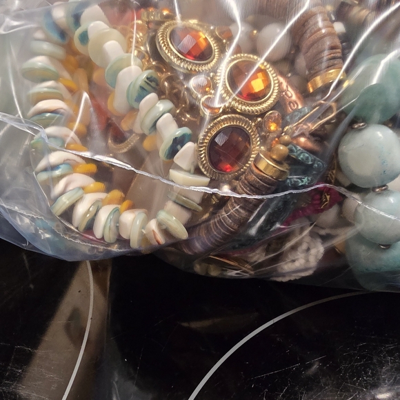 5lbs colorful unsorted jewelry - Picture 9 of 10